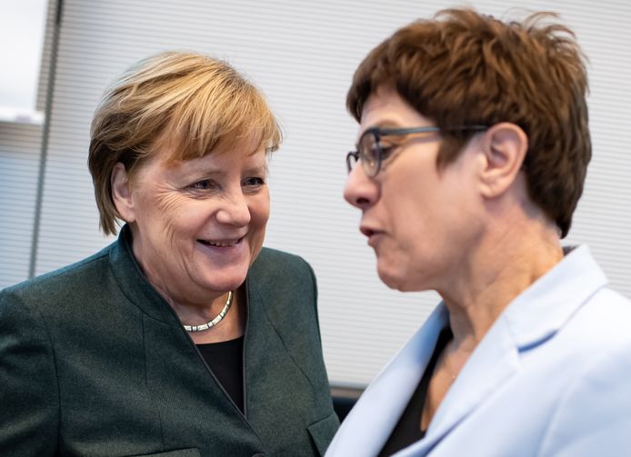 Annegret Kramp-Karrenbauer, AKK, samen met haar mentor Angela Merkel.