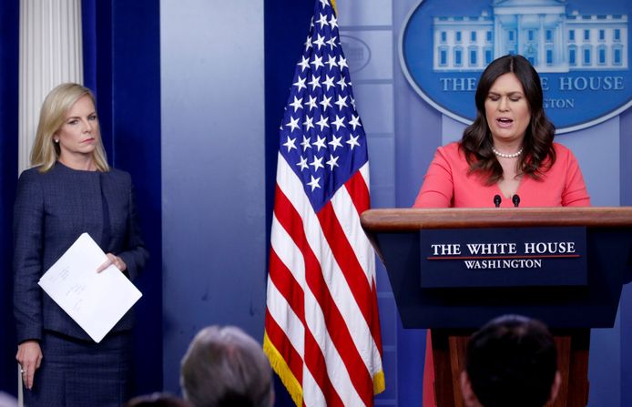 De Amerikaanse minister van Binnenlandse Veiligheid Kirstjen Nielsen (links) en woordvoerster Sarah Sanders van het Witte Huis hebben moeite om buiten de deur te eten. Nielsen werd uitgejouwd in een restaurant, Sanders werd geweigerd.