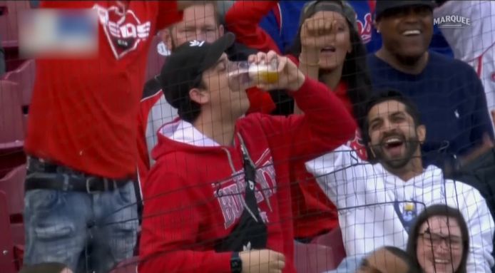 Zoals de ongeschreven regel voorschrijft dronk de Cincinnati Reds-fan zijn beker mét bal keurig leeg.