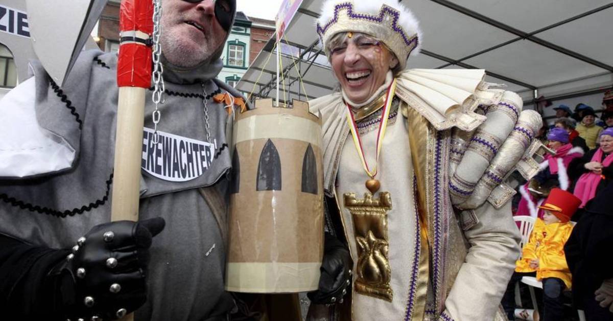 Uyttersprot Als Jonkvrouw En Met Toren Naar Carnaval Aalst Binnenland Hln Be