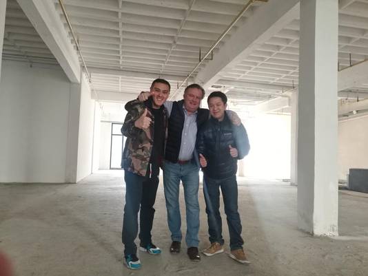 David Laurier met zijn Chinese medevennoten in de nieuwe zaak.