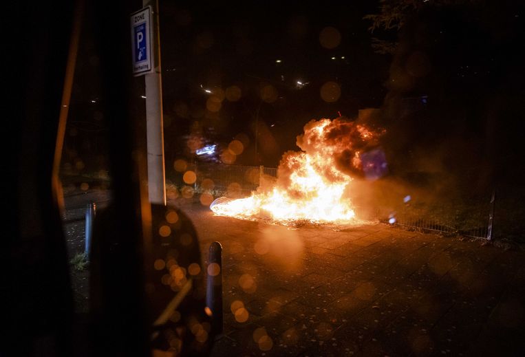 Een brandend matras op een Haagse stoep tijdens de afgelopen jaarwisseling. De stad heeft nog geen opgave gedaan van de publieke nieuwjaarsschade dit jaar. Beeld ANP