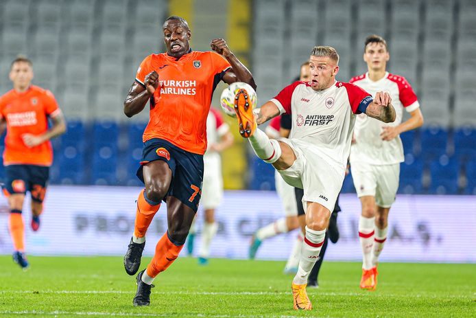 Okaka duel with Toby Alderweireld from Antwerp.