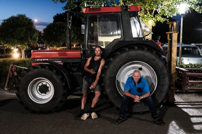 Aanhangers van de Farmers Defence Force (Farmers Defence Force) wachten woensdagavond 3 augustus op de uitkomsten van het overleg tussen verschillende boerenorganisaties in Nijkerk.  Beeld Daniel Rosenthal / de Volkskrant