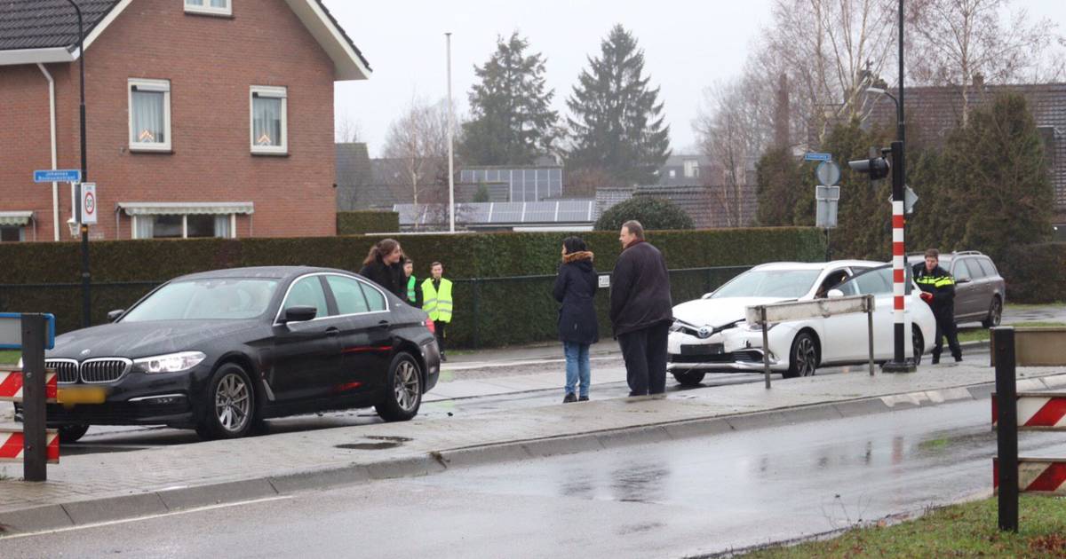 Treinverkeer Apeldoorn - Amersfoort plat na verkeersongeluk bij spoorwegovergang.