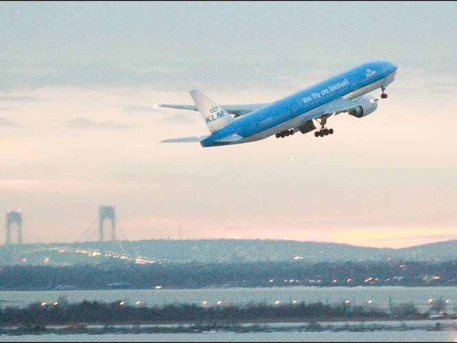 Boeing KLM raakt deel van de romp kwijt bij opstijgen, wagen geraakt