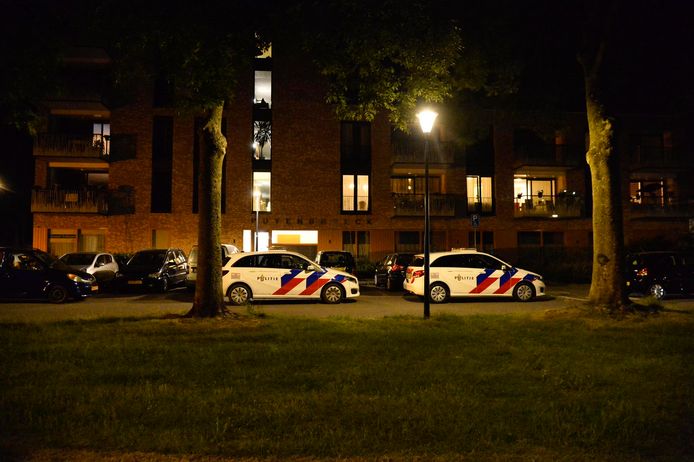 Politieauto's voor de woning.