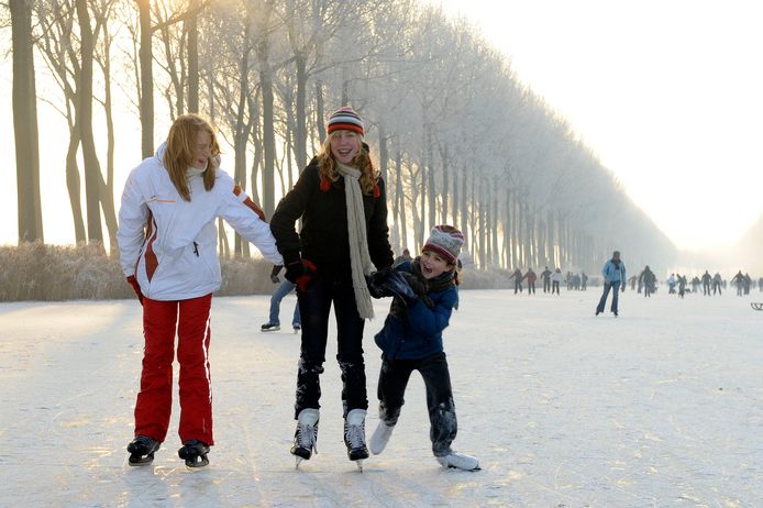 Het West-Vlaamse Damme, waar de Damse Vaart traditioneel veel schaatsers aantrekt, stelt een beslissing uit tot er daadwerkelijk ijs op de vaart ligt. Foto uit januari 2009.