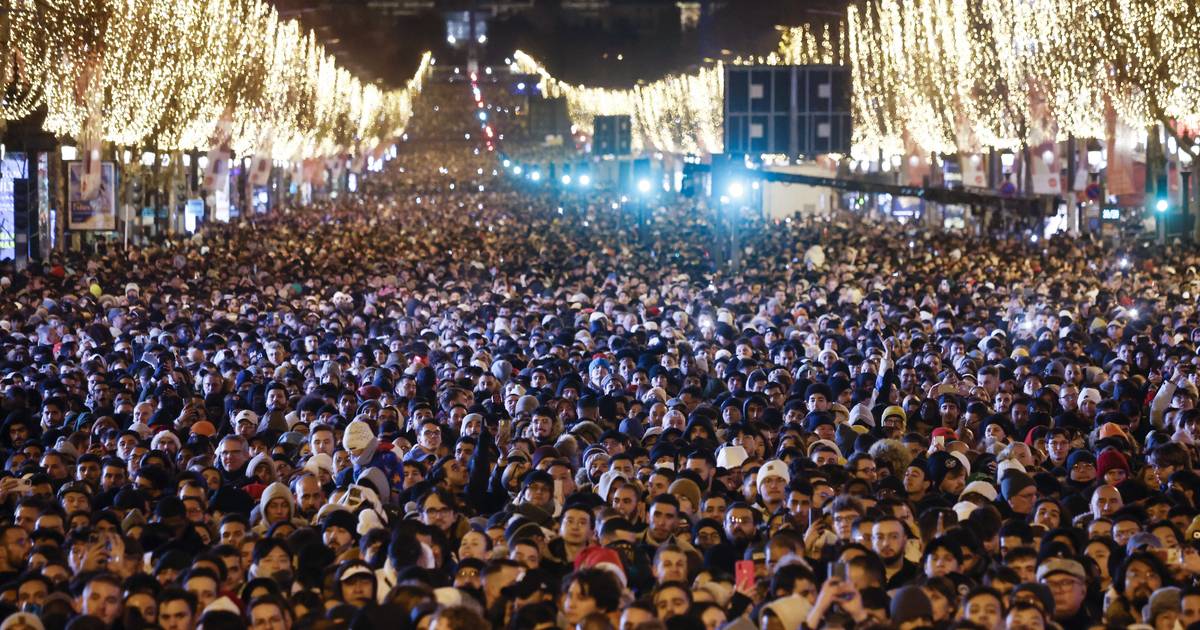E infine, soprattutto, la festa: in Francia si registra un'ulteriore diminuzione di violenze e atti vandalici a Capodanno |  Il nuovo anno