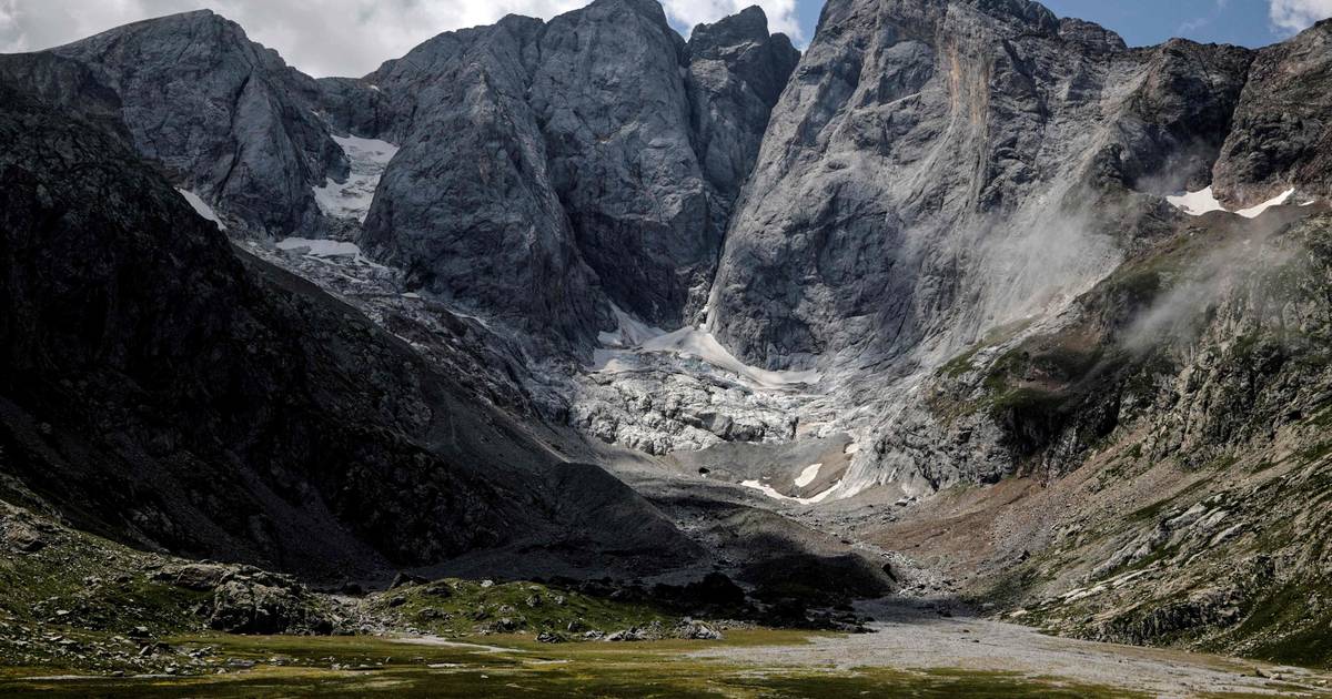 Un homme (22 ans) survit à une chute de 40 mètres dans les montagnes françaises : un appel téléphonique du patron lui a sauvé la vie |  À l’étranger