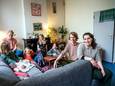 Joanne Verhaagen & Olivier Teerling wonen in een woongroep in de binnenstad van Groningen.
Op foto vlnr: hond Mila, Jaron, Floris, Lotte, Yvanka, Merel, Olivier en Joanne.