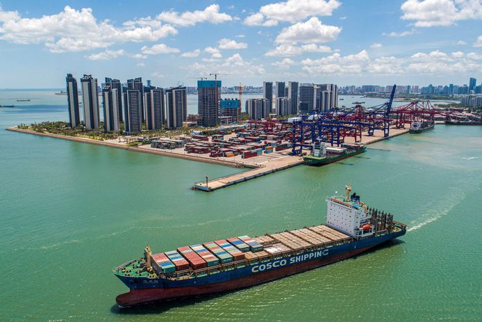 Een containerschip in de haven van Haikou in China