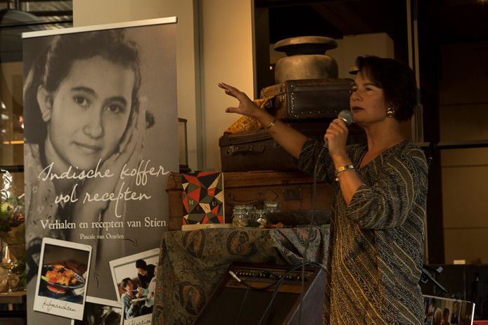 Schrijfster en kleindochter Pascale van Onselen tijdens de boeklancering van ‘Indische koffer vol recepten’. Op de foto op de achtergrond is de jonge Stien Boermeester te zien.