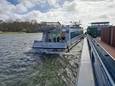 Binnenvaartcontainerschip Roermond Max biedt de helpende hand nadat partyschip de Parel van de Maas stuurloos is geraakt.