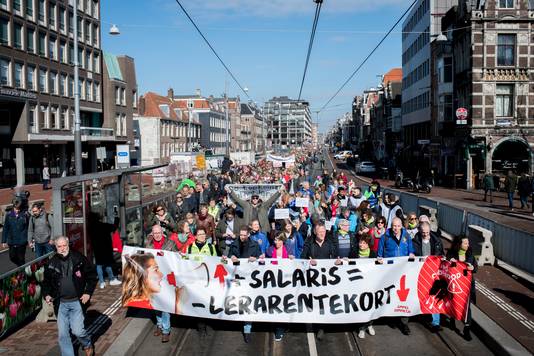 Archieffoto van de demonstratieve mars van zo'n 20.000 leerkrachten van het Waterlooplein naar het Museumplein tegen de lage salarissen en te hoge werkdruk, op 14 maart.