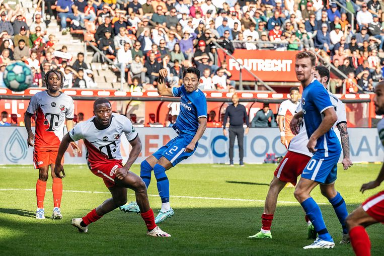 Yukinari Sugawara (m) segna 2-0.  Statua di Jos Dobelmann / de Volkskrant