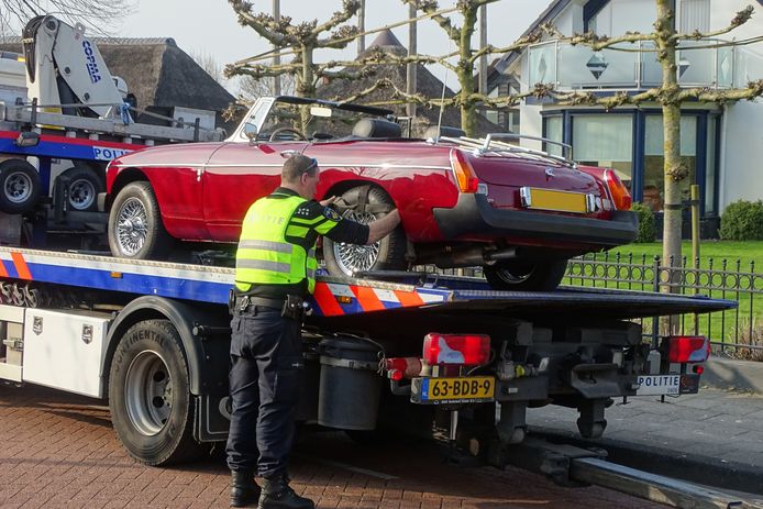 De FIOD en het OM legden beslag op meerdere dure auto's.