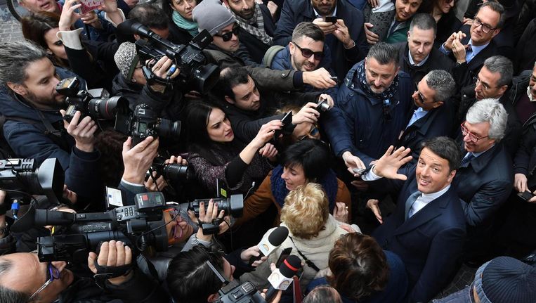 De leider van de Italiaanse sociaal-democraten, ex-premier Matteo Renzi, omringd door de pers op campagne in Napels. Beeld epa