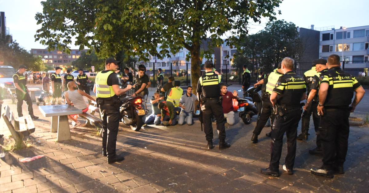 Politie met stenen bekogeld in Overvecht, gemeente stelt noodbevel in - De Gelderlander