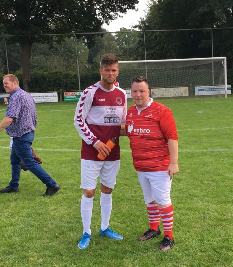 Huntelaar maakt rentree op voetbalveld bij Achterhoekse amateurclub: ‘Hij was wonderbaarlijk fit’
