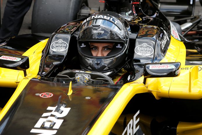 Aseel Al Hamad in 2018 in de auto van Renault (nu Alpine).