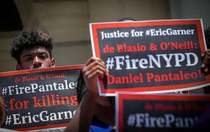 Demonstranten willen dat agent Daniel Pantaleo aan de deur wordt gezet omwille van zijn betrokkenheid bij de dood van Eric Garner.