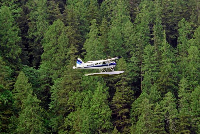 Een watervliegtuigje op weg naar de Misty Fjords in Alaska.