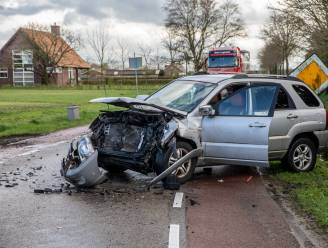 Auto en tractor botsen in Roosendaal: automobilist raakt gewond 