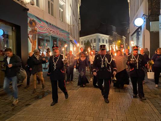 Праздничное шествие со свечами в Генте