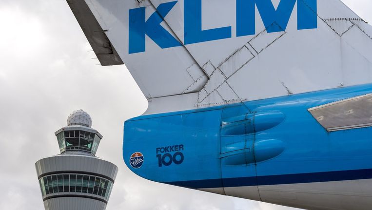 Een KLM-toestel op Schiphol. Marktwaakhond Autoriteit Consument en Markt (ACM) gaat onderzoeken of KLM niet te veel financiële en organisatorische voordelen geniet op Schiphol ten opzichte van andere luchtvaartmaatschappijen. Beeld ap
