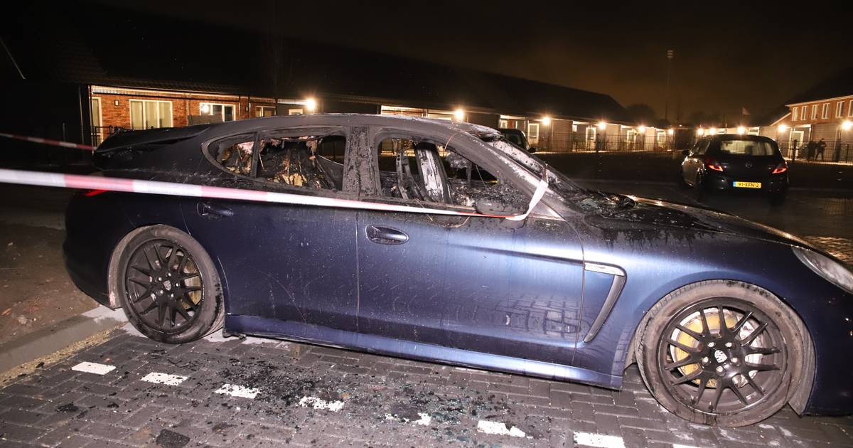 Expensive Porsche burns out, witnesses see man run away |  Culemborg