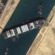 Zondag nieuwe poging om blokkeerschip Suezkanaal vlot te trekken
