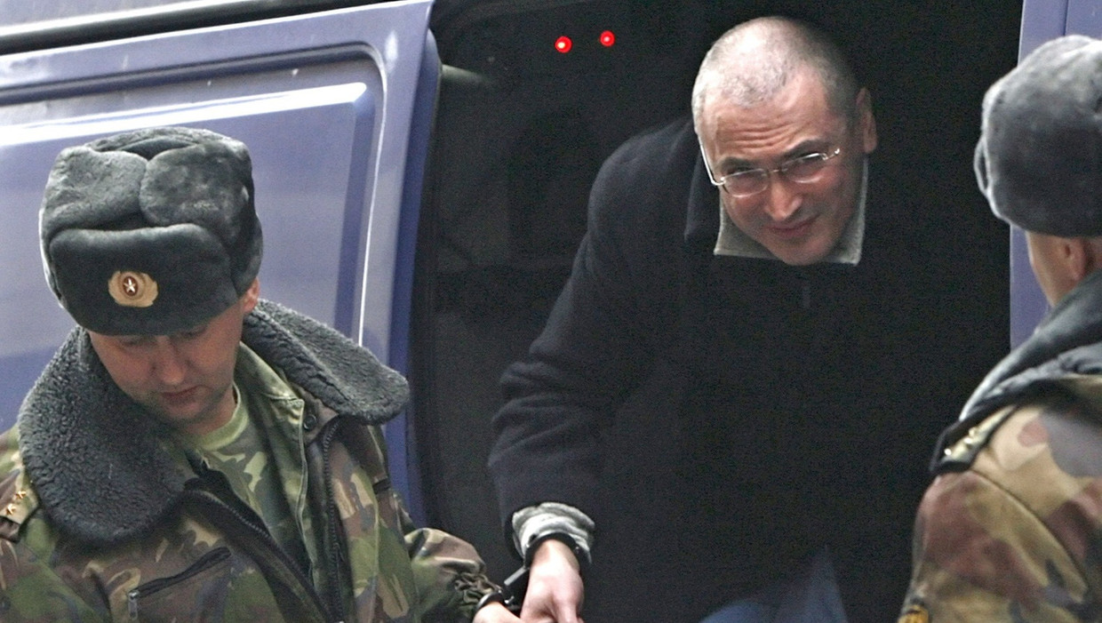 De oligarch Michail Chodorkovsky wordt naar de rechtbank gebracht waar hij voor fraude terechtstaat (archieffoto). Beeld epa