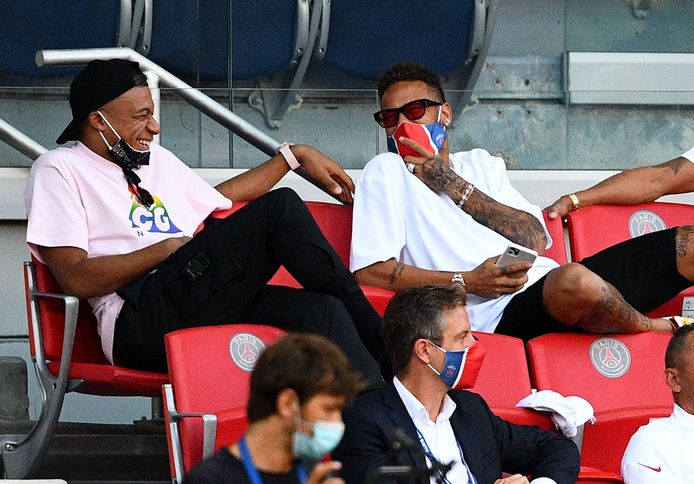 Mbappé vermaakt zich met Neymar in de tribunes tijdens de oefenmatch van PSG tegen Sochaux.