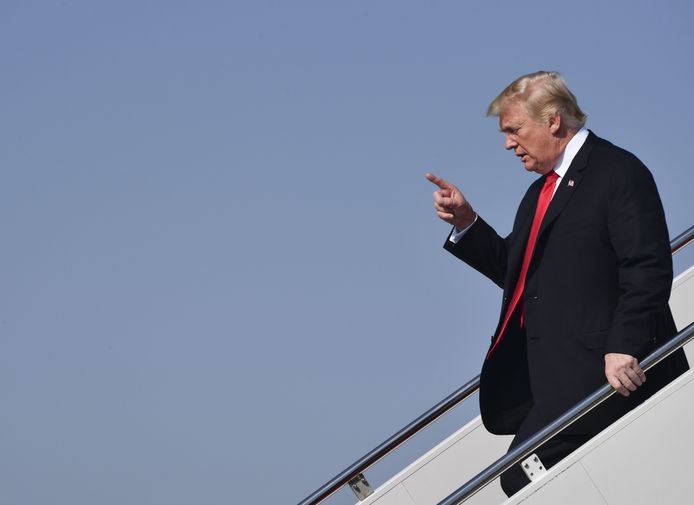 President Donald Trump verlaat de Air Force One in Palm Beach, Florida.