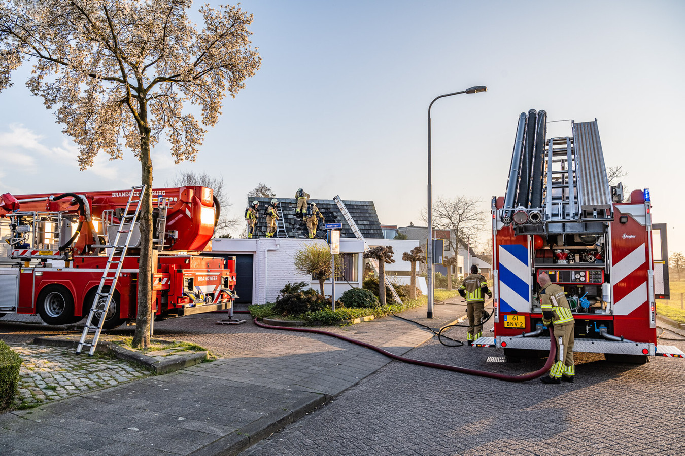 Grote schade aan dak na woningbrand in Tilburg.