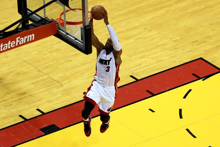 Miami Heat-ster Dwyane Wade scoort in de eerste helft tegen de Indiana Pacers. Beeld afp