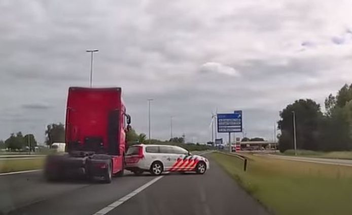 De vrachtwagenchauffeur ramt de politieauto van de weg op de A16 bij Galder.