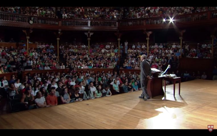 Still uit het college 'Justice' van Michael Sandel. Beeld  
