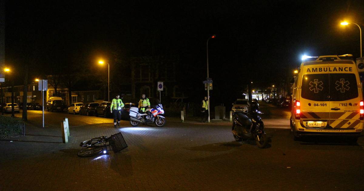 Fietster gewond na botsing met scooter in Zwolle.