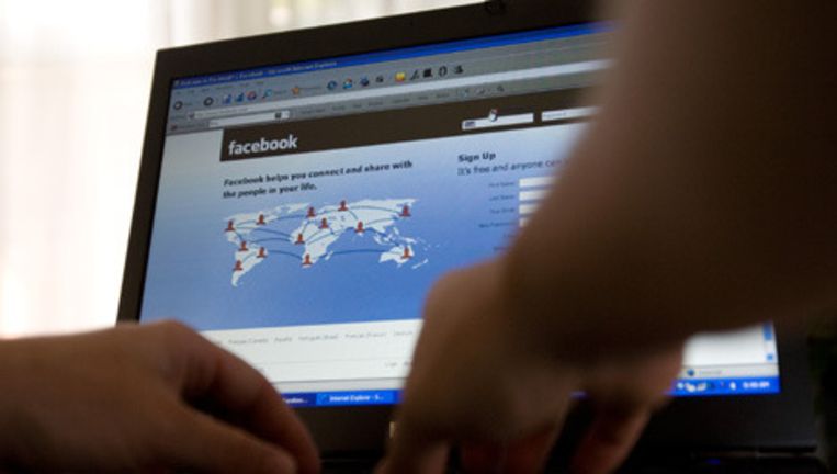 Gebruikers lijken er geen problemen mee te hebben dat bedrijven sociale netwerksites gebruiken om reclame te maken. Foto AP Beeld 