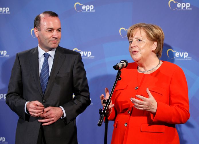 De Duitser Manfred Weber, hier naast Merkel, was de ‘Spitzenkandidaat’ van de EVP bij de Europese verkiezingen, maar de andere fracties staan niet te springen om hem de job van Commissievoorzitter te gunnen.