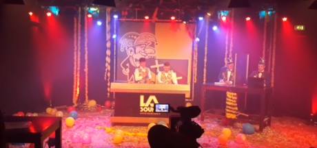 'Het stond opeens zwart van de blauwe uniformen’: politie valt binnen bij 'illegale’ carnavalsuitzending