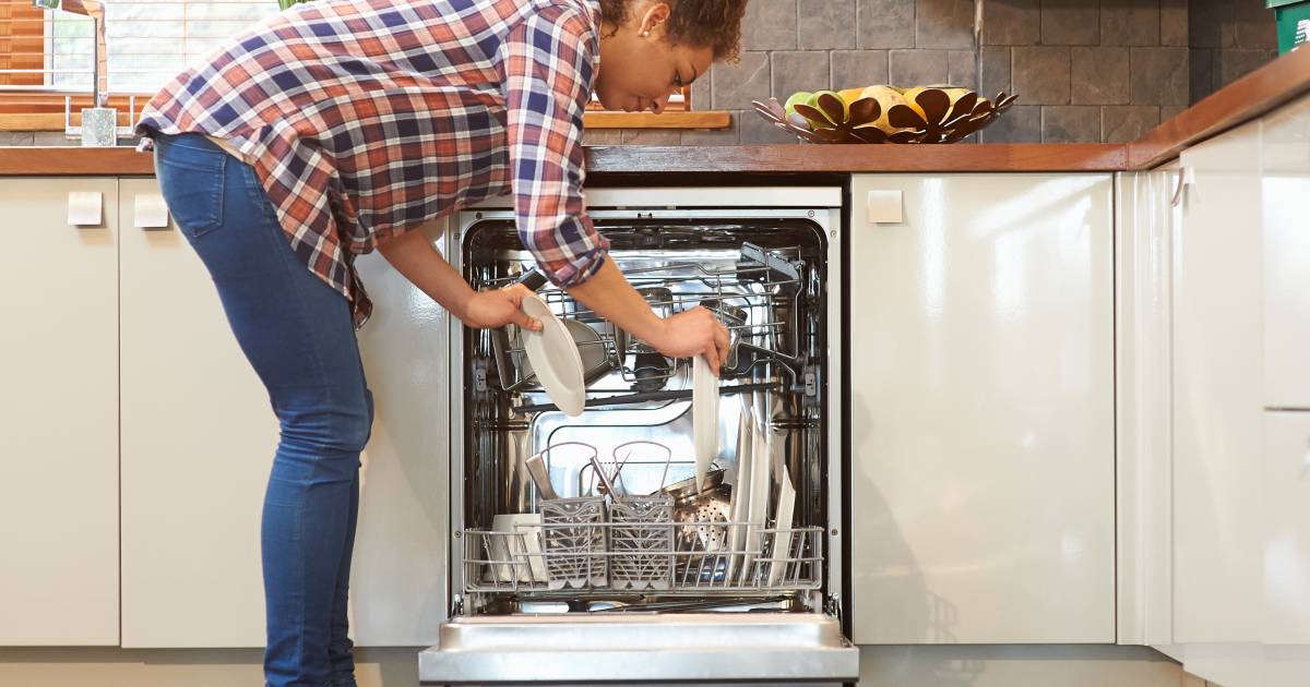 Maakt je vaatwasser niet meer goed schoon? Zo fix je dat Wonen AD.nl