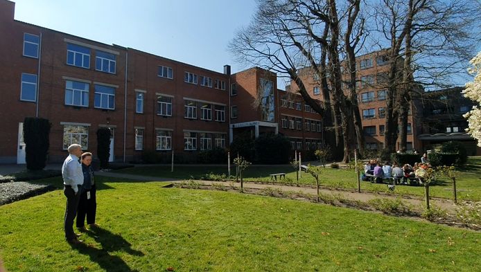 De kloostertuin moet het kloppend hart worden van de vernieuwde school. De gebouwen links naast de bomenrij worden gesloopt.
