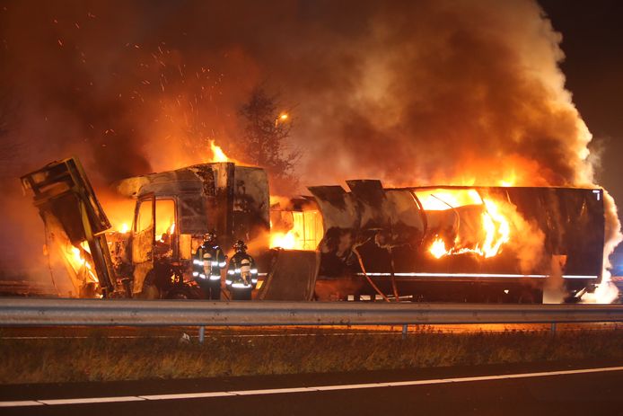 De vrachtwagen stond  compleet in lichterlaaie.