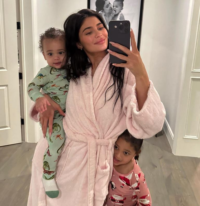 Kylie Jenner change officiellement le nom de son fils 16 mois après sa ...