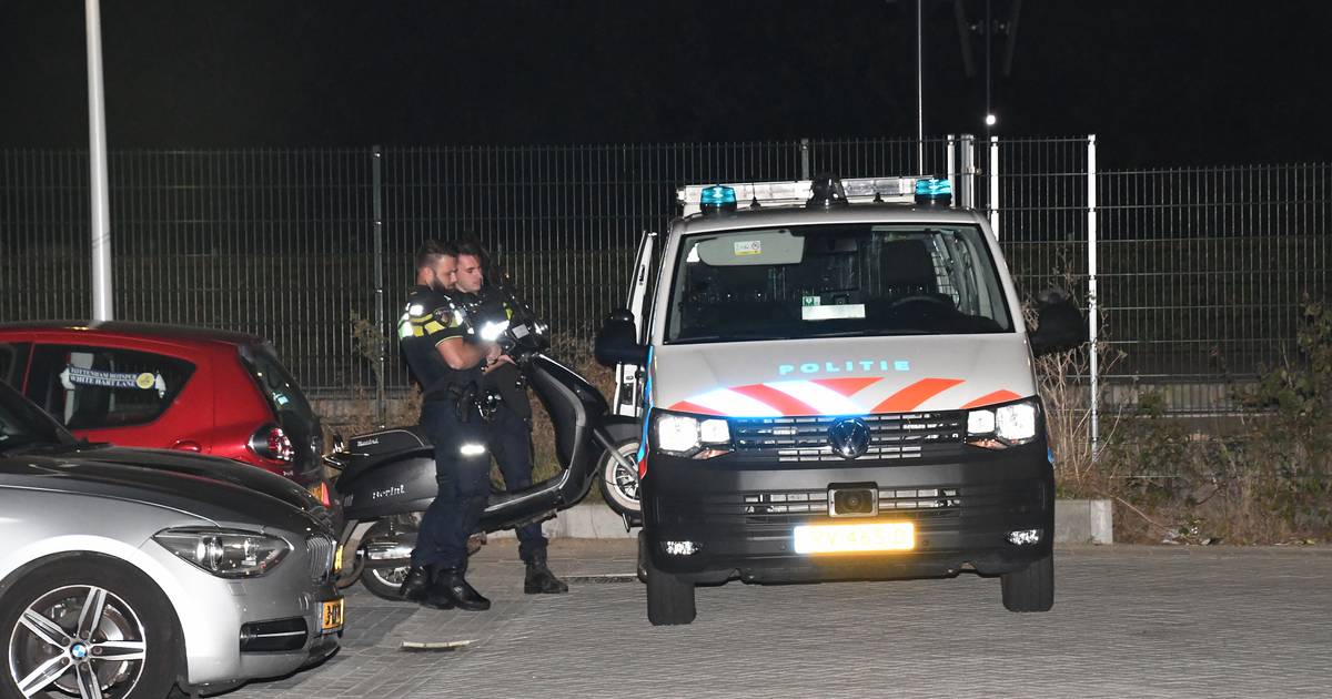 Des hommes masqués menacent avec un couteau et volent un livreur de colis à Middelburg |  Middelbourg