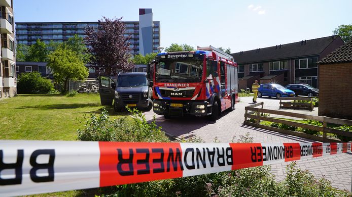 De brandweer helpt bij de ontruiming van de woningen in Deventer.