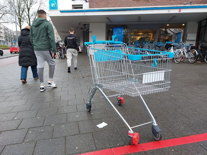 De AH aan de Goudse Rijweg in Rotterdam. Tot de rode streep en niet verder.